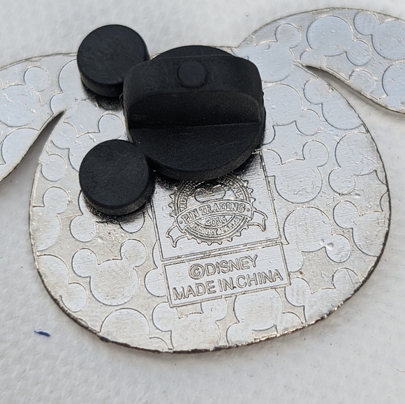 Tsum Tsum Oswald the Lucky Rabbit enamel Disney pin - Picture 4 of 4